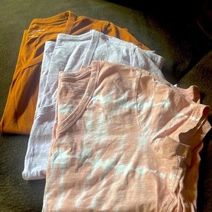 Womens v-neck T’s like new.